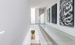 Villa de lujo contemporánea lista para entrar a vivir en el campo de golf de la Nueva Milla de Oro, Marbella - Estepona 785150 