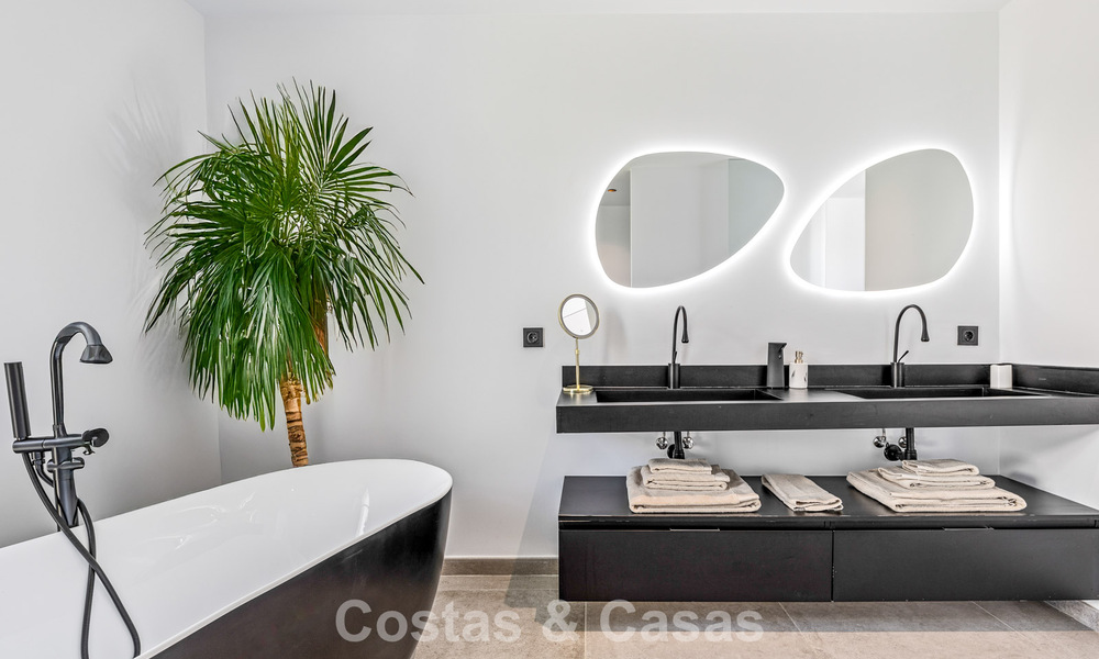 Villa de lujo contemporánea lista para entrar a vivir en el campo de golf de la Nueva Milla de Oro, Marbella - Estepona 785151
