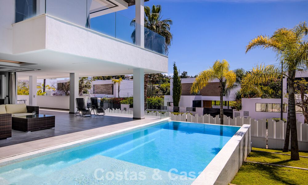 Villa de lujo contemporánea lista para entrar a vivir en el campo de golf de la Nueva Milla de Oro, Marbella - Estepona 785167