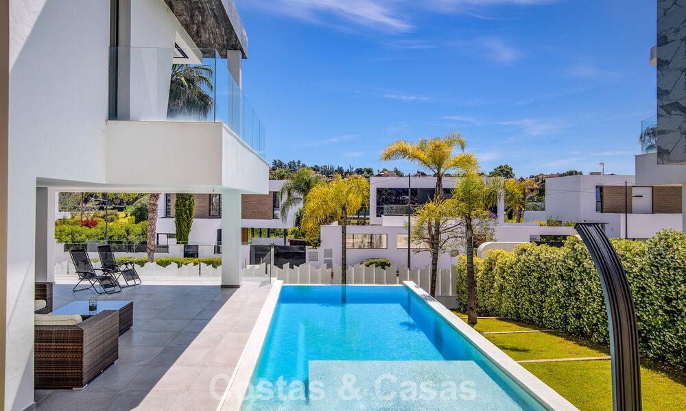 Villa de lujo contemporánea lista para entrar a vivir en el campo de golf de la Nueva Milla de Oro, Marbella - Estepona 785168