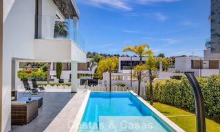 Villa de lujo contemporánea lista para entrar a vivir en el campo de golf de la Nueva Milla de Oro, Marbella - Estepona 785168 