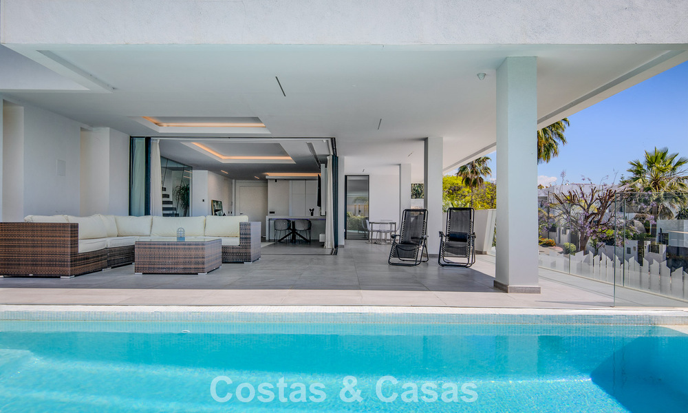 Villa de lujo contemporánea lista para entrar a vivir en el campo de golf de la Nueva Milla de Oro, Marbella - Estepona 785169