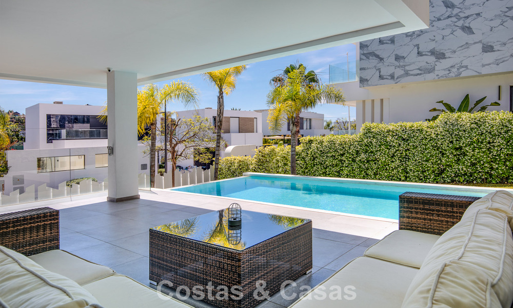 Villa de lujo contemporánea lista para entrar a vivir en el campo de golf de la Nueva Milla de Oro, Marbella - Estepona 785170