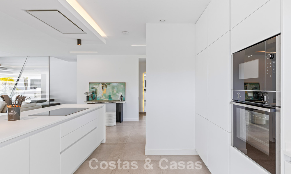 Villa de lujo contemporánea lista para entrar a vivir en el campo de golf de la Nueva Milla de Oro, Marbella - Estepona 785175