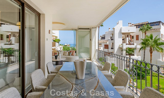 Apartamento con vistas al mar en venta en primera línea de playa en la Nueva Milla de Oro, entre Marbella y Estepona 785212 