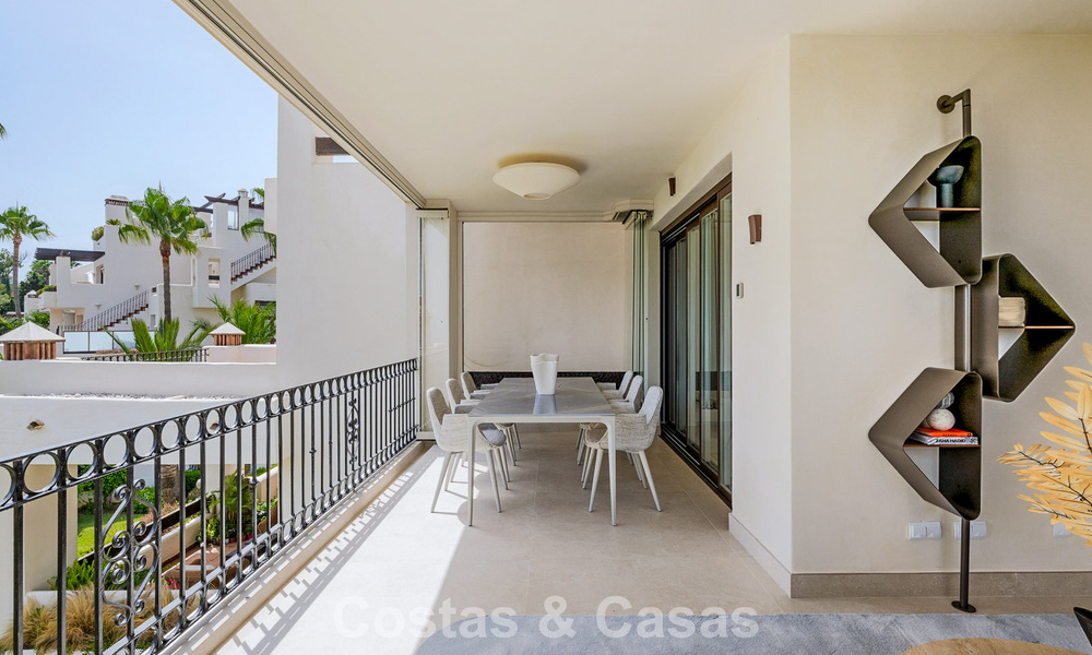 Apartamento con vistas al mar en venta en primera línea de playa en la Nueva Milla de Oro, entre Marbella y Estepona 785213