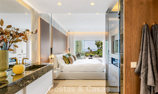 Apartamento con vistas al mar en venta en primera línea de playa en la Nueva Milla de Oro, entre Marbella y Estepona 785215 