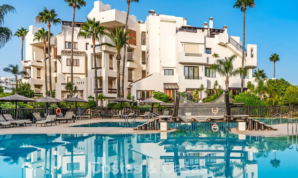 Apartamento con vistas al mar en venta en primera línea de playa en la Nueva Milla de Oro, entre Marbella y Estepona 785217