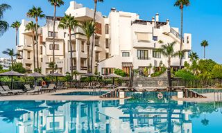 Apartamento con vistas al mar en venta en primera línea de playa en la Nueva Milla de Oro, entre Marbella y Estepona 785217 