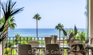 Apartamento con vistas al mar en venta en primera línea de playa en la Nueva Milla de Oro, entre Marbella y Estepona 785222 