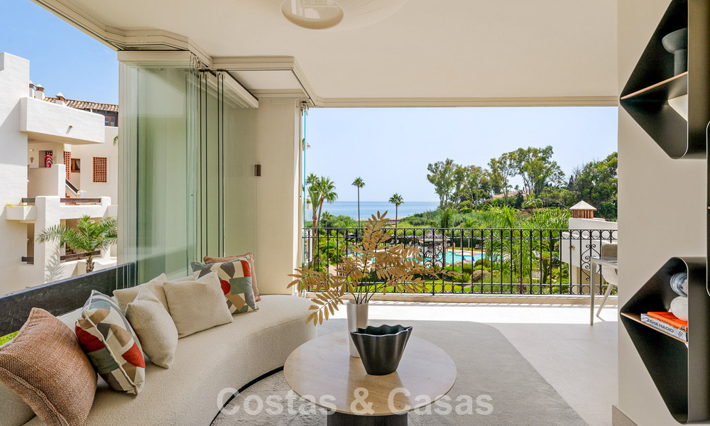 Apartamento con vistas al mar en venta en primera línea de playa en la Nueva Milla de Oro, entre Marbella y Estepona 785223