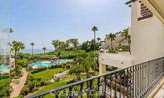Apartamento con vistas al mar en venta en primera línea de playa en la Nueva Milla de Oro, entre Marbella y Estepona 785224 