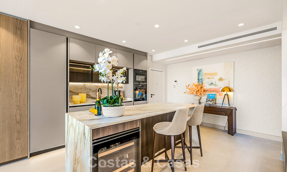 Apartamento con vistas al mar en venta en primera línea de playa en la Nueva Milla de Oro, entre Marbella y Estepona 785225