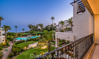 Apartamento con vistas al mar en venta en primera línea de playa en la Nueva Milla de Oro, entre Marbella y Estepona 785229 
