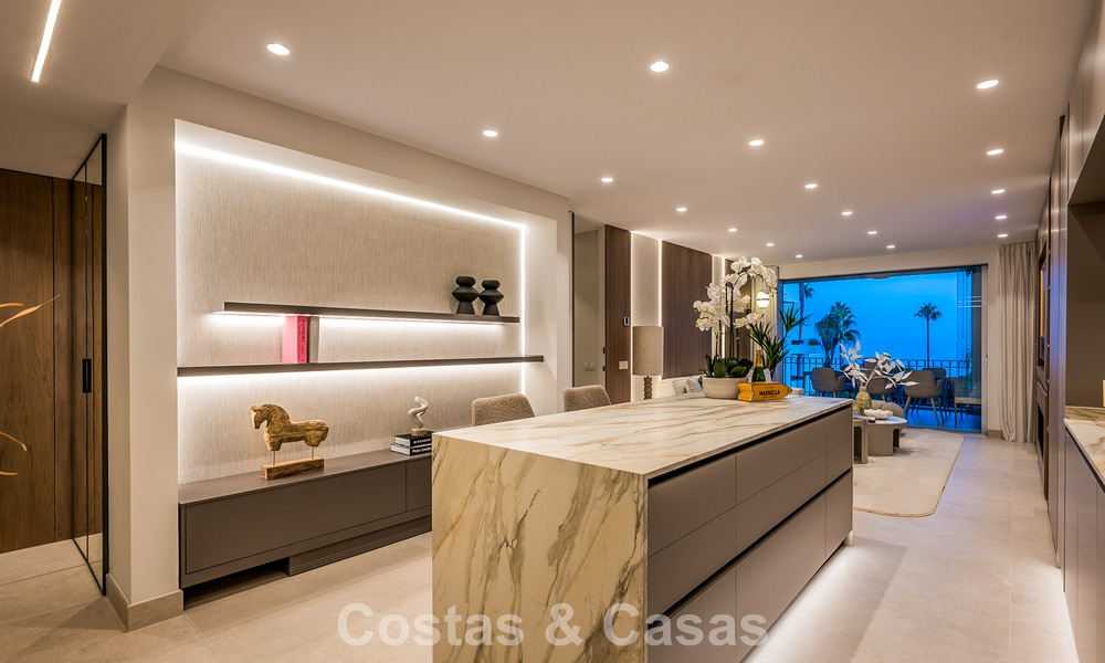 Apartamento con vistas al mar en venta en primera línea de playa en la Nueva Milla de Oro, entre Marbella y Estepona 785232