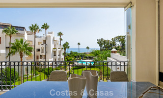 Apartamento con vistas al mar en venta en primera línea de playa en la Nueva Milla de Oro, entre Marbella y Estepona 785234 