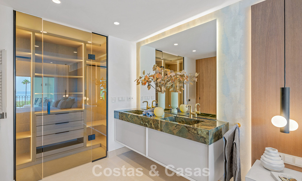 Apartamento con vistas al mar en venta en primera línea de playa en la Nueva Milla de Oro, entre Marbella y Estepona 785240