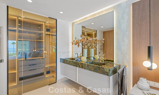 Apartamento con vistas al mar en venta en primera línea de playa en la Nueva Milla de Oro, entre Marbella y Estepona 785240 