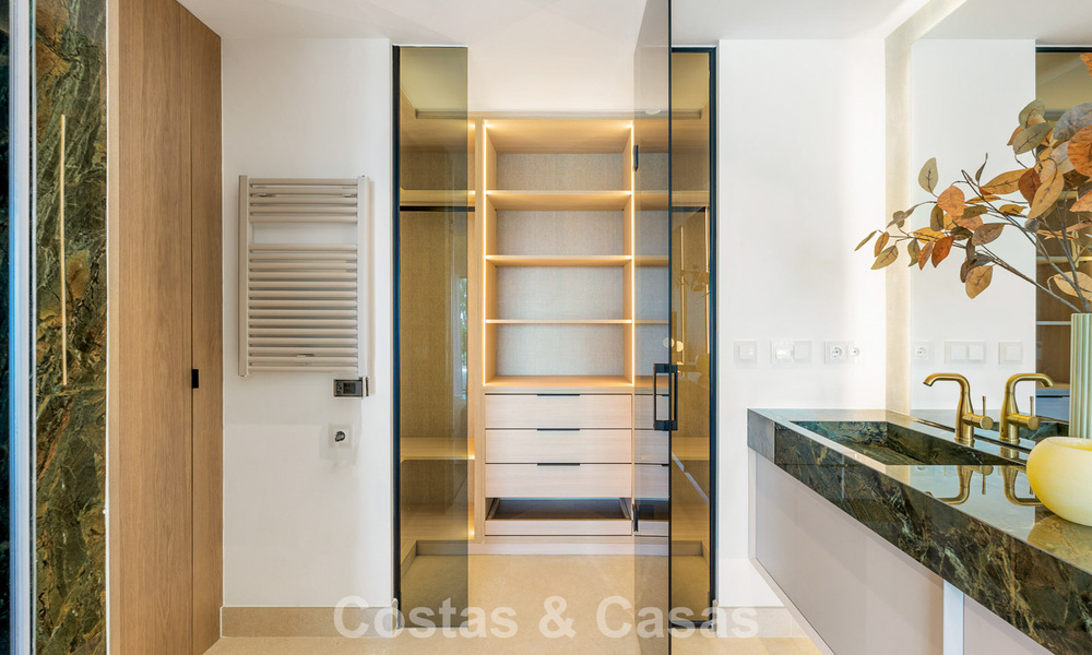 Apartamento con vistas al mar en venta en primera línea de playa en la Nueva Milla de Oro, entre Marbella y Estepona 785241