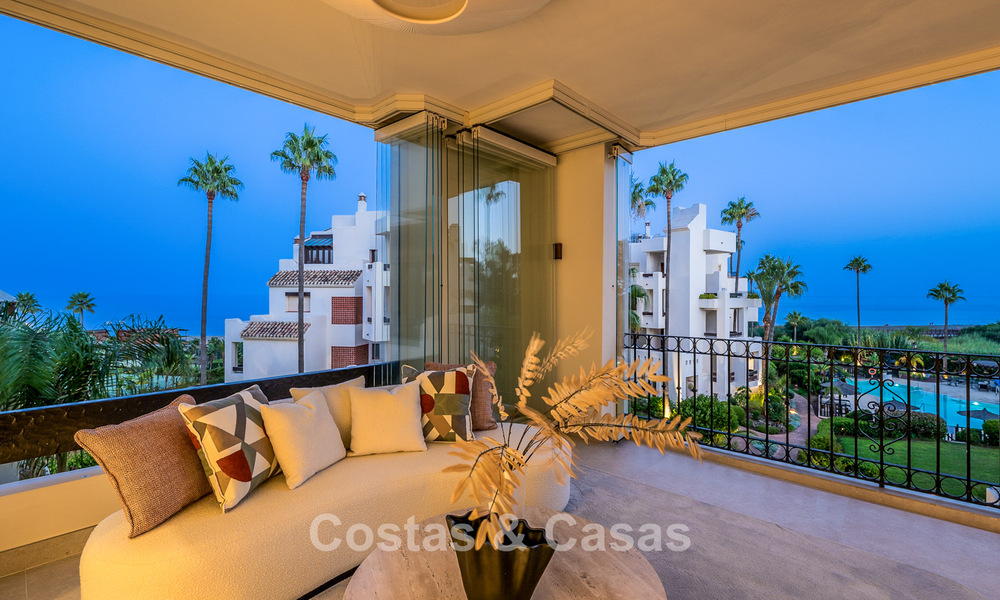 Apartamento con vistas al mar en venta en primera línea de playa en la Nueva Milla de Oro, entre Marbella y Estepona 785242