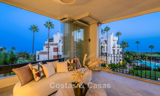 Apartamento con vistas al mar en venta en primera línea de playa en la Nueva Milla de Oro, entre Marbella y Estepona 785242 