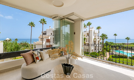Apartamento con vistas al mar en venta en primera línea de playa en la Nueva Milla de Oro, entre Marbella y Estepona 785247