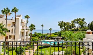 Apartamento con vistas al mar en venta en primera línea de playa en la Nueva Milla de Oro, entre Marbella y Estepona 785248 