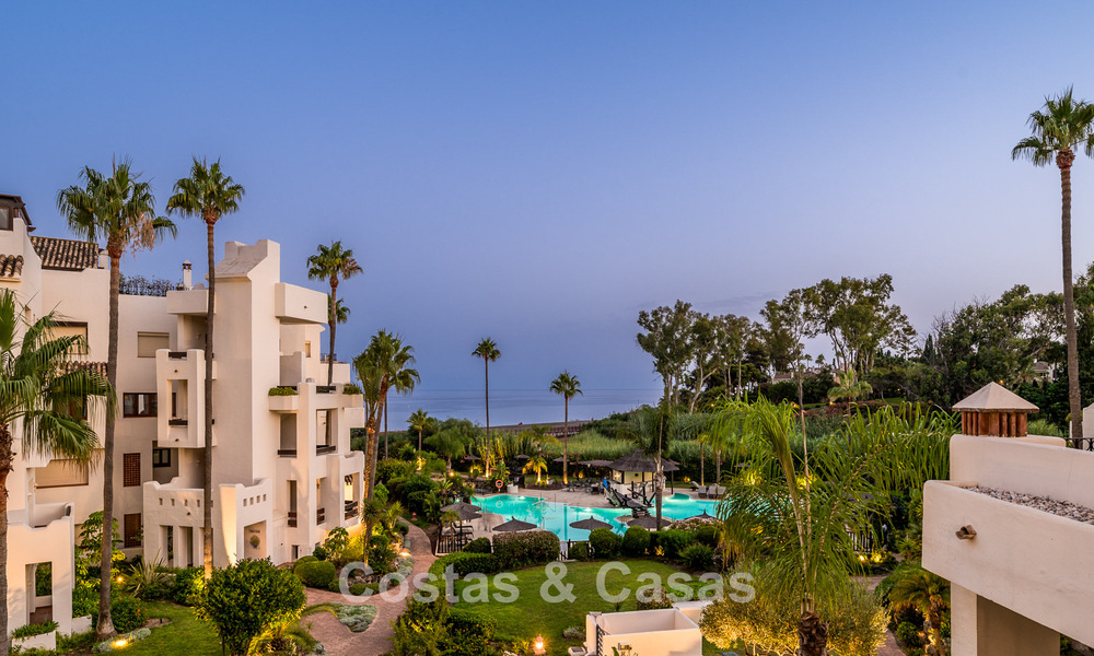 Apartamento con vistas al mar en venta en primera línea de playa en la Nueva Milla de Oro, entre Marbella y Estepona 785251