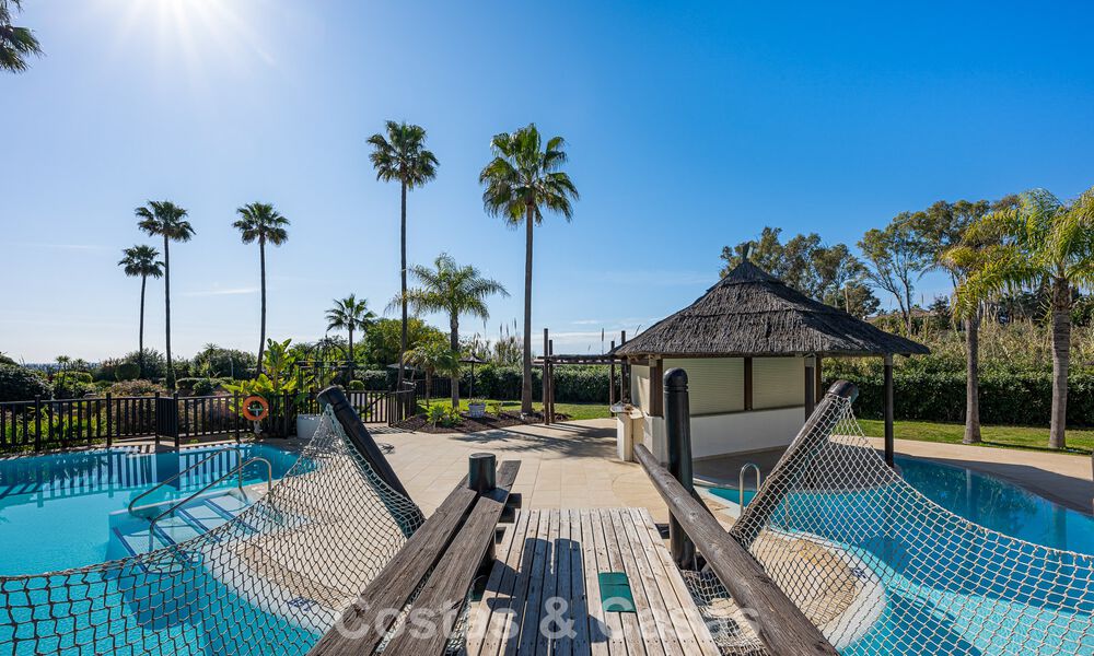 Apartamento con vistas al mar en venta en primera línea de playa en la Nueva Milla de Oro, entre Marbella y Estepona 795119