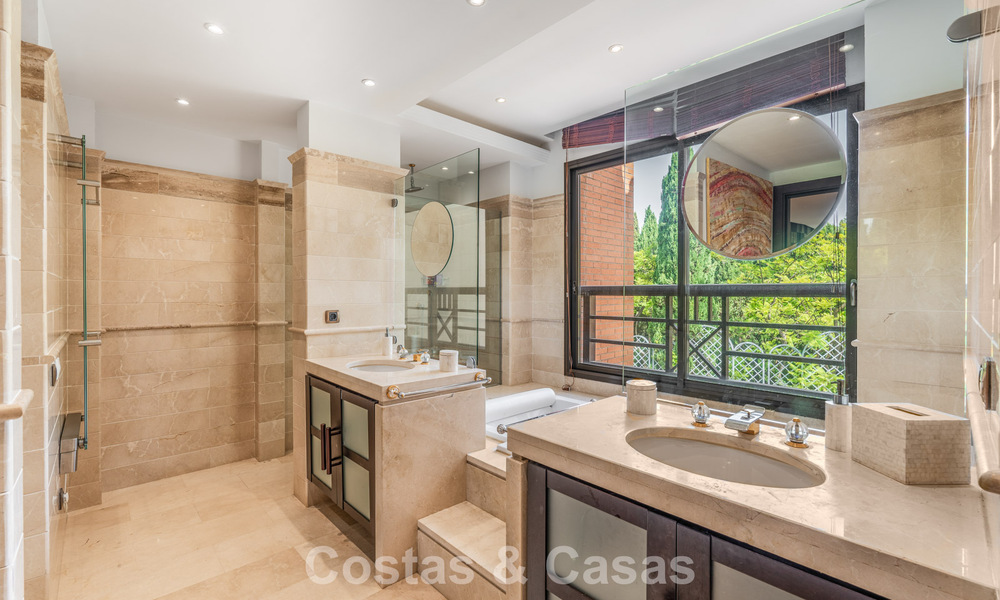Amplio apartamento de 3 dormitorios en venta en un complejo de lujo en primera línea de playa en Puerto Banús, Marbella 785196