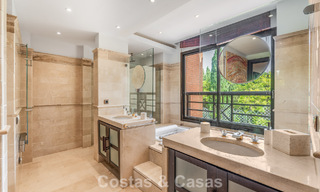 Amplio apartamento de 3 dormitorios en venta en un complejo de lujo en primera línea de playa en Puerto Banús, Marbella 785196 