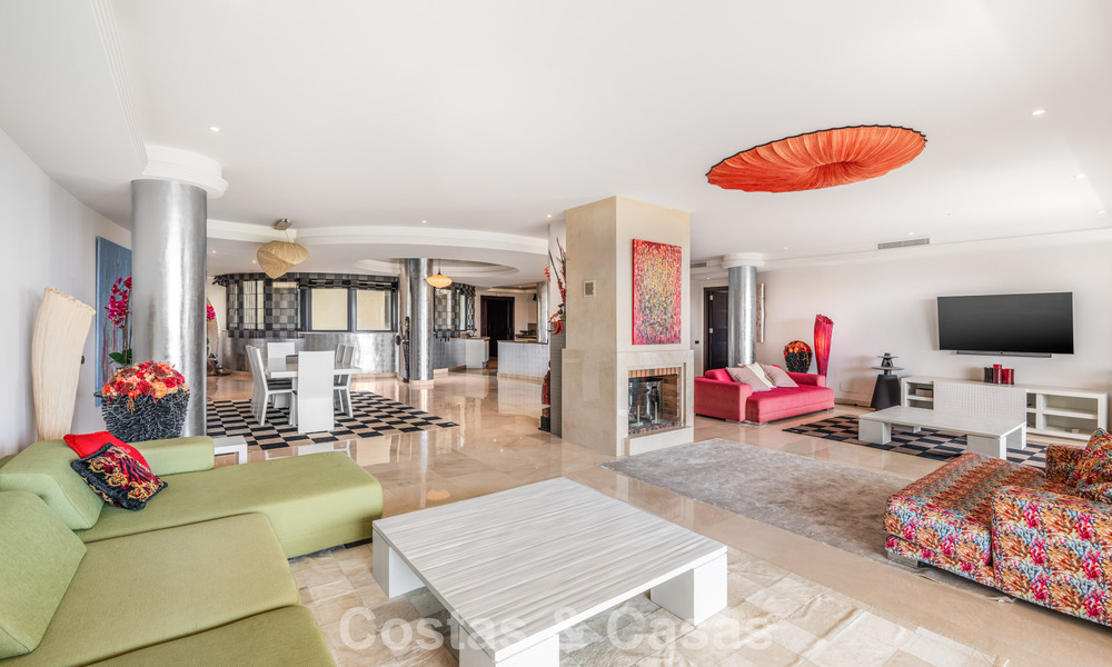 Amplio apartamento de 3 dormitorios en venta en un complejo de lujo en primera línea de playa en Puerto Banús, Marbella 785197