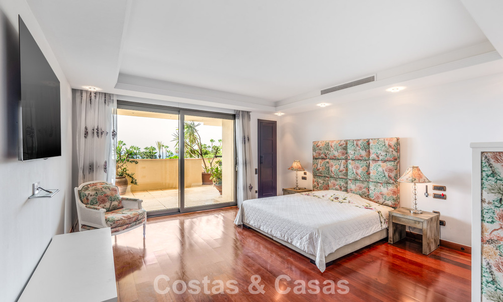Amplio apartamento de 3 dormitorios en venta en un complejo de lujo en primera línea de playa en Puerto Banús, Marbella 785198