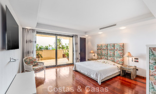 Amplio apartamento de 3 dormitorios en venta en un complejo de lujo en primera línea de playa en Puerto Banús, Marbella 785198 