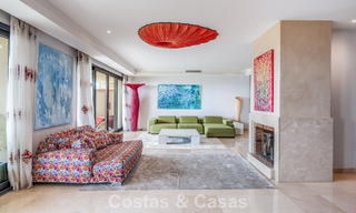 Amplio apartamento de 3 dormitorios en venta en un complejo de lujo en primera línea de playa en Puerto Banús, Marbella 785199 
