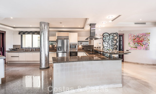 Amplio apartamento de 3 dormitorios en venta en un complejo de lujo en primera línea de playa en Puerto Banús, Marbella 785200 