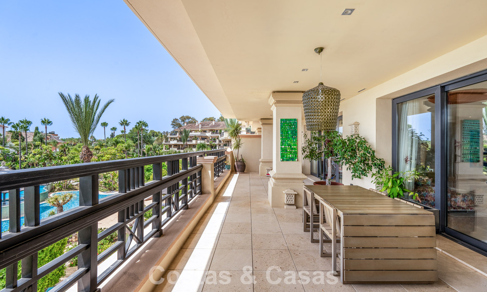 Amplio apartamento de 3 dormitorios en venta en un complejo de lujo en primera línea de playa en Puerto Banús, Marbella 785201