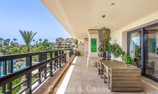 Amplio apartamento de 3 dormitorios en venta en un complejo de lujo en primera línea de playa en Puerto Banús, Marbella 785201 