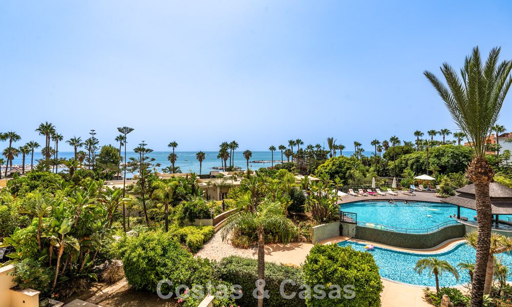 Amplio apartamento de 3 dormitorios en venta en un complejo de lujo en primera línea de playa en Puerto Banús, Marbella 785202