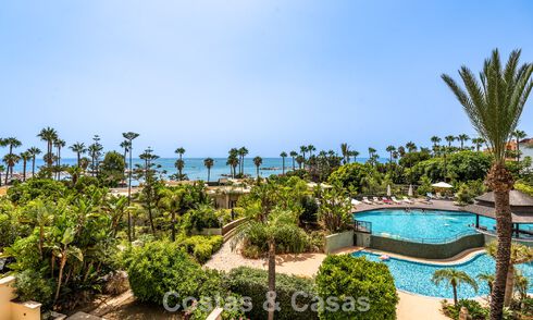 Amplio apartamento de 3 dormitorios en venta en un complejo de lujo en primera línea de playa en Puerto Banús, Marbella 785202