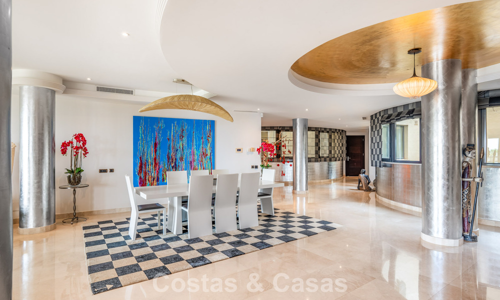 Amplio apartamento de 3 dormitorios en venta en un complejo de lujo en primera línea de playa en Puerto Banús, Marbella 785203
