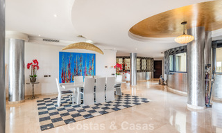 Amplio apartamento de 3 dormitorios en venta en un complejo de lujo en primera línea de playa en Puerto Banús, Marbella 785203 