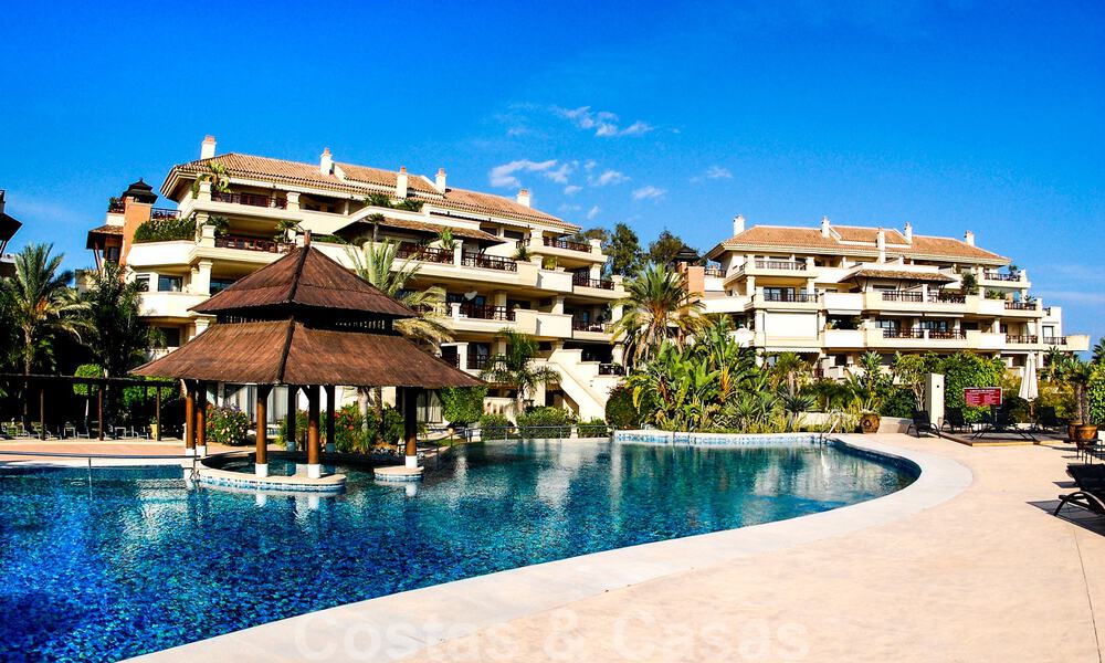 Amplio apartamento de 3 dormitorios en venta en un complejo de lujo en primera línea de playa en Puerto Banús, Marbella 785204