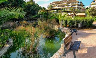 Amplio apartamento de 3 dormitorios en venta en un complejo de lujo en primera línea de playa en Puerto Banús, Marbella 785205 