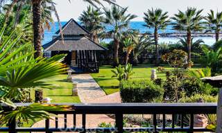 Amplio apartamento de 3 dormitorios en venta en un complejo de lujo en primera línea de playa en Puerto Banús, Marbella 785206 