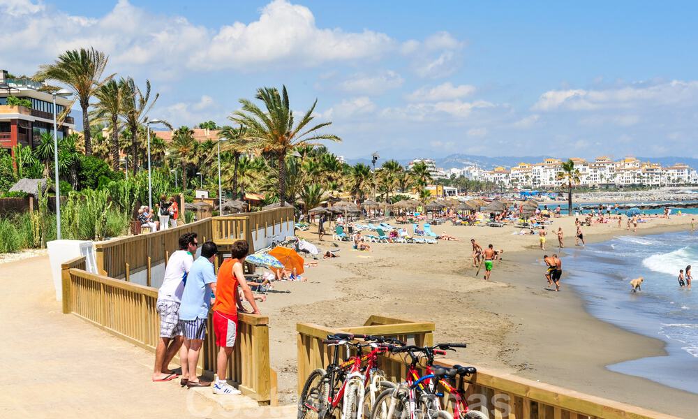 Amplio apartamento de 3 dormitorios en venta en un complejo de lujo en primera línea de playa en Puerto Banús, Marbella 785208