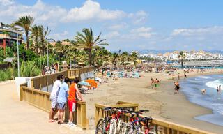 Amplio apartamento de 3 dormitorios en venta en un complejo de lujo en primera línea de playa en Puerto Banús, Marbella 785208 