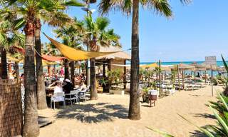 Amplio apartamento de 3 dormitorios en venta en un complejo de lujo en primera línea de playa en Puerto Banús, Marbella 785209 