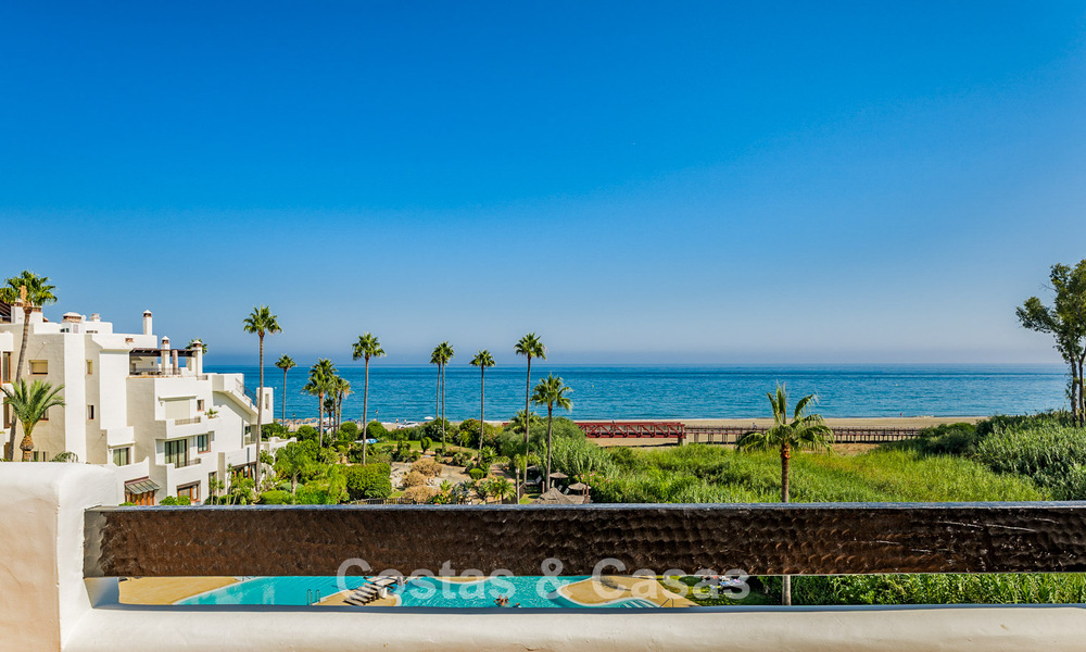Ático reformado con vistas al mar en venta en primera línea de playa en la Nueva Milla de Oro, entre Marbella y Estepona 785270