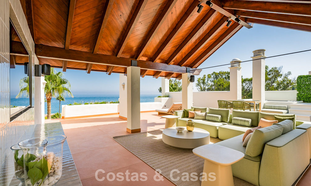Ático reformado con vistas al mar en venta en primera línea de playa en la Nueva Milla de Oro, entre Marbella y Estepona 785272